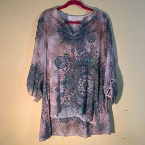 Polyester tunic with 3/4 sleeves. Mashine wash.